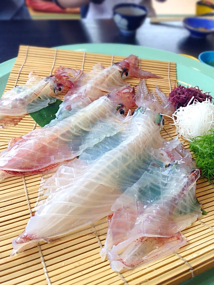 呼子でイカの活造り squid sashimi at Yobuko port|Funky Chefさん