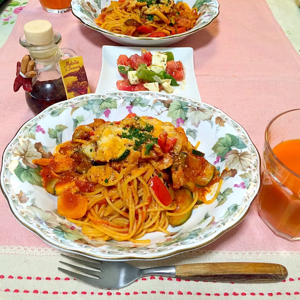 Snapdishの料理写真:〜🍅トマトづくしランチ🍅〜ベーコンとたっぷり野菜入りのアラビアータ🍝アスパラ、トマト、モッツァレラチーズのオリーブオイル和え、濃い野菜ジュース|♥️さん