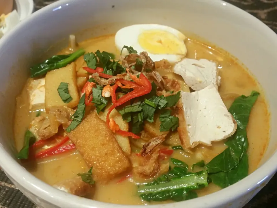 Snapdishの料理写真:curry mee #homecooked|aishahrazakさん