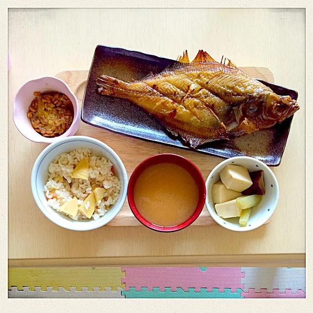 筍ご飯☆お味噌汁☆高野豆腐とふきの煮物☆カレイの塩焼き☆納豆ヽ(*ﾟ∀ﾟ*)ﾉ|とまこ(*^o^*)さん