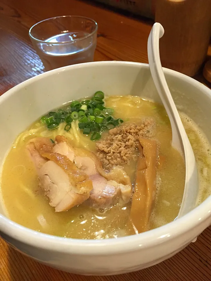 Snapdishの料理写真:白鶏らーめん(700円)|hanwaraiさん