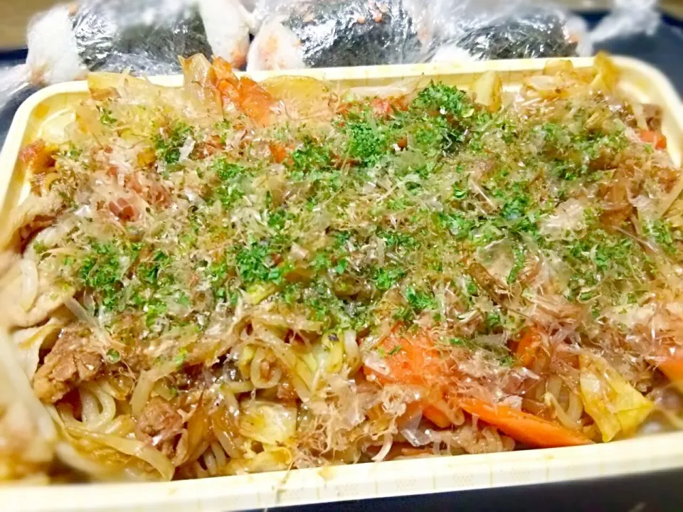 Snapdishの料理写真:夜桜見物🌸焼きそば弁当|はるなつ母さん