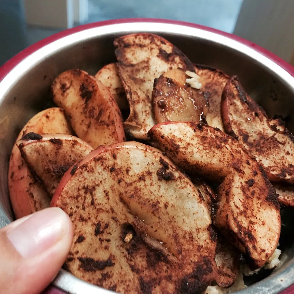 cinnamon apples with honey and some cherry tomatoes|Zoe Teohさん