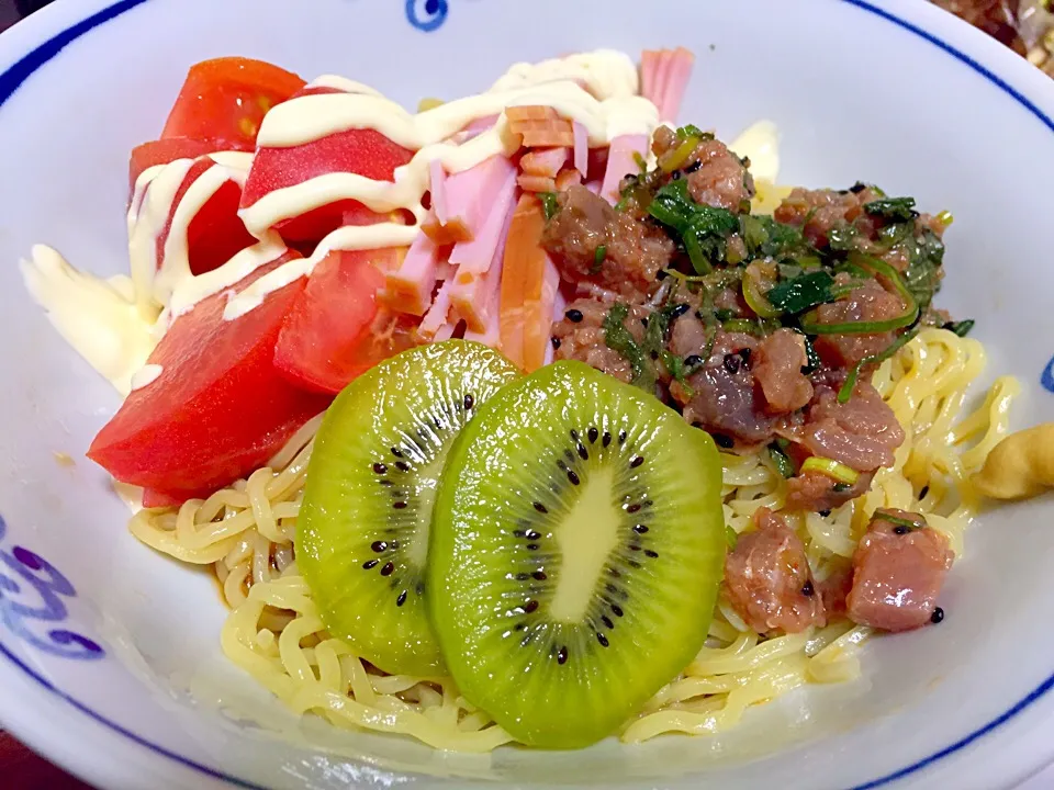 Snapdishの料理写真:カツオの笛をのせた冷やし中華というか、ラーメンサラダというか的な。|松澤美穂さん