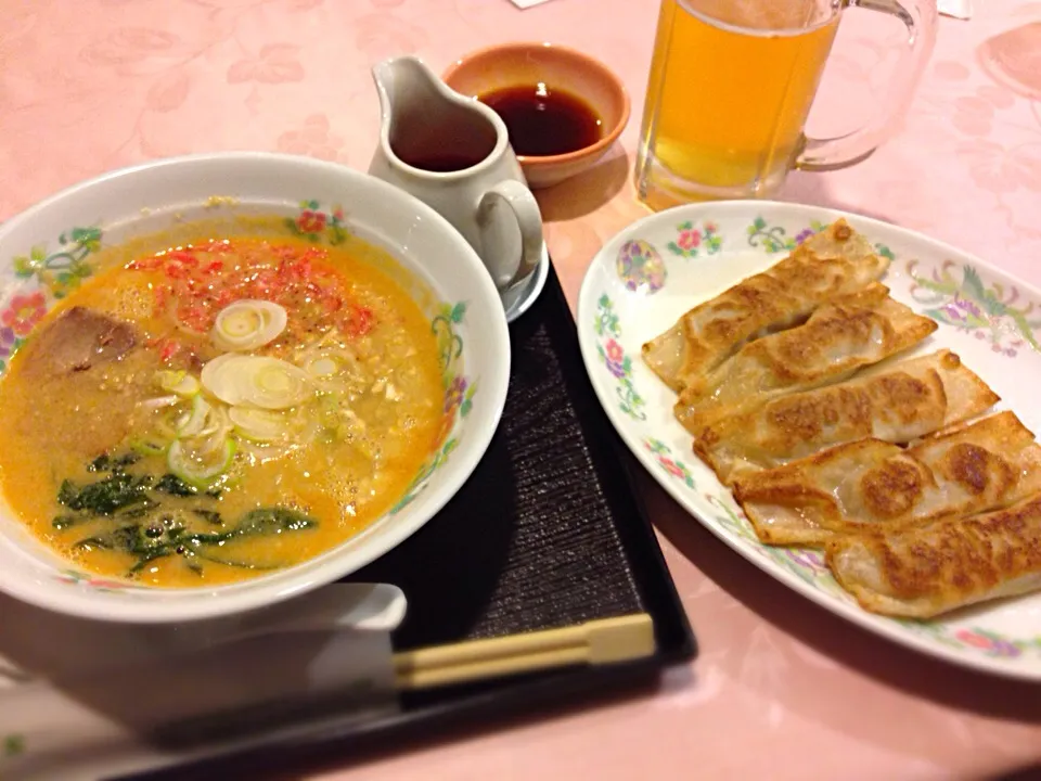 担々麺と餃子♡とビール！|スギヤマカズコさん