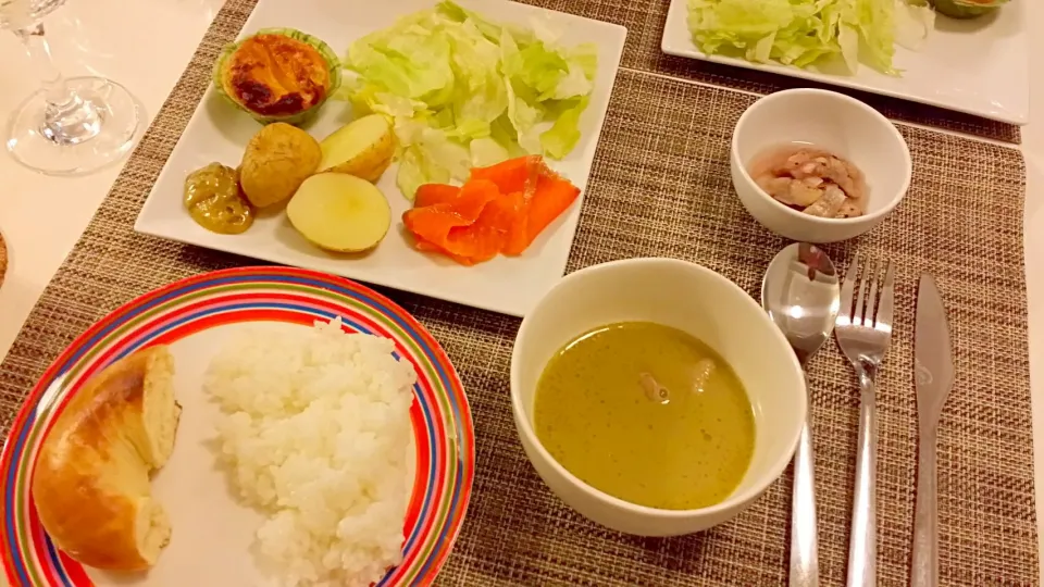 今日の夕食 IKEAで購入したソースを添えたサーモン&ニシンの酢漬け、グリーンカレー|pinknari🐰🌈さん