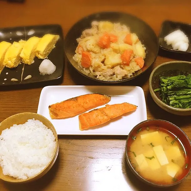 ・肉じゃが
・焼き鮭
・だし巻き卵
・冬菜のおひたし
・大根の酢漬け
・豆腐の味噌汁|なすさん