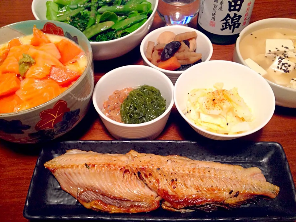 ほっけ焼き＊とろろサーモン雑穀米丼＊豆腐と揚げの味噌汁＊グリーンサラダ(^o^)|basilさん