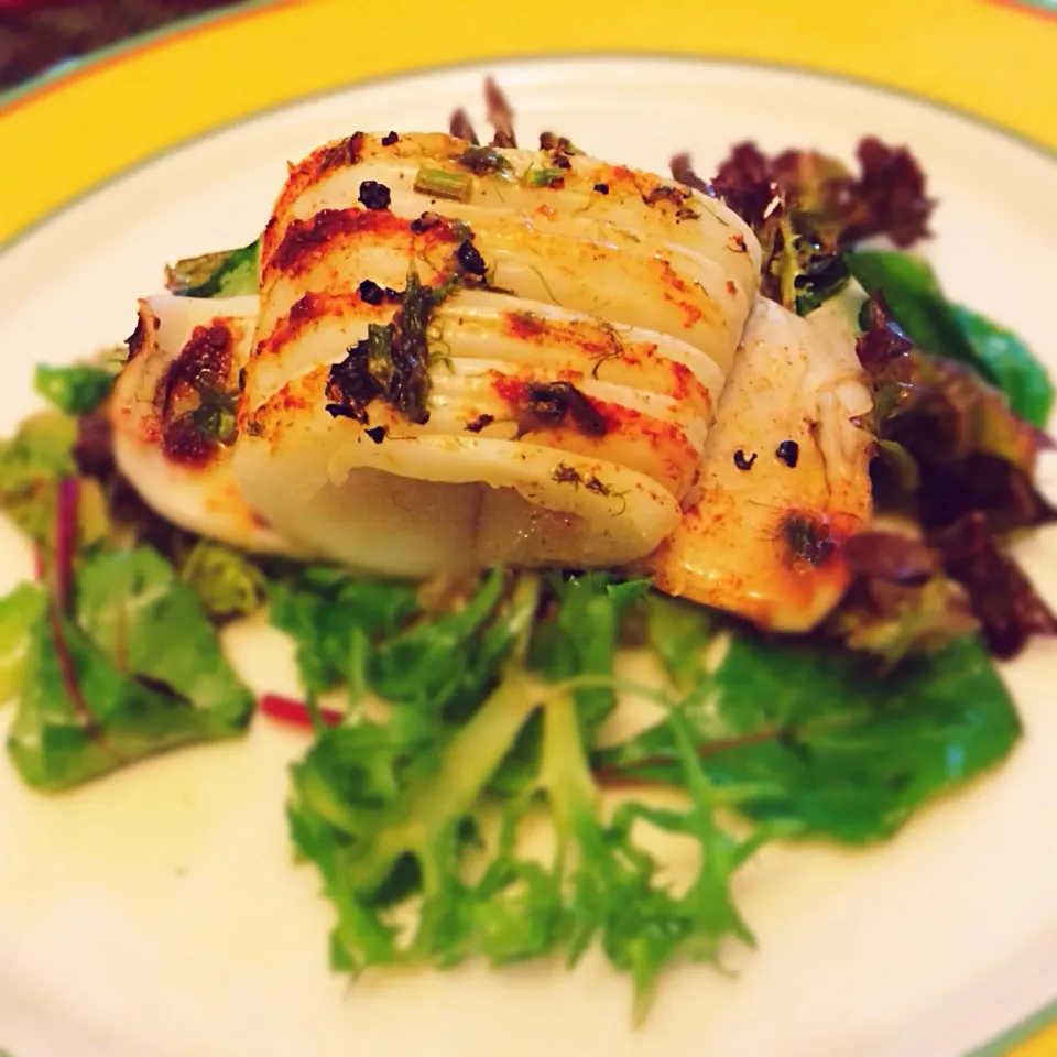 Grilled squid on a bed of mixed salad|Grace Chowさん