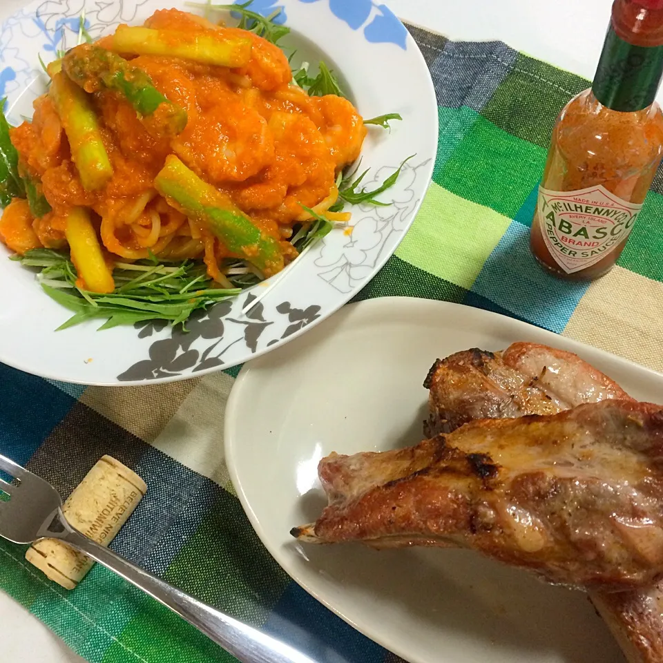 ＊旦那さんの晩御飯＊海老とアスパラガスのトマトチーズパスタ・バックリブのクレイジーソルト焼き|髙榮 杏奈さん