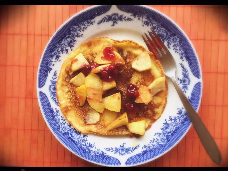 fluffy pancakes with apple and cranberry sauce 🍴|CatzeMDさん