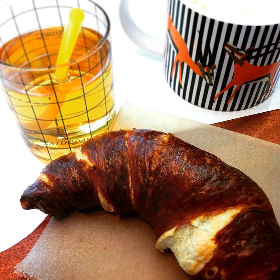 Snapdishの料理写真:Pretzel Croissant and Cafe latte ☕️ Apple Juice 🍎|tayukoさん