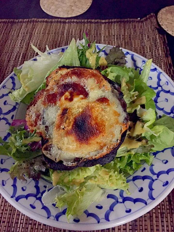 Goat cheese on bread with salad|Chocochuさん