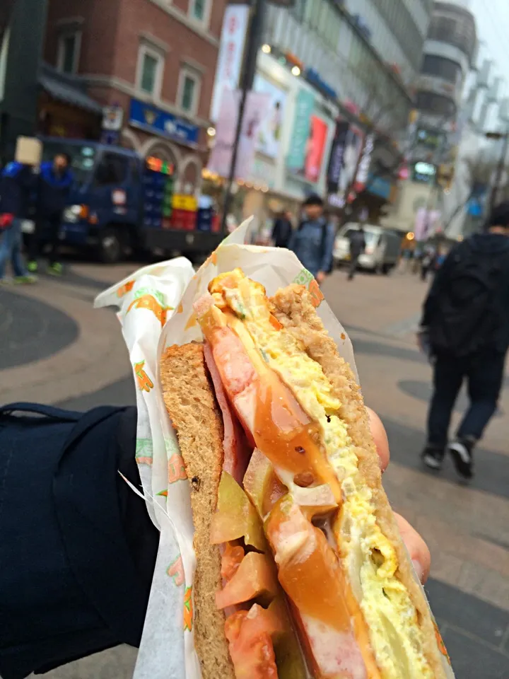 ❤️ホボントースト❤️美味〜！フルーツソースと甘辛ケチャップは日本にない味👍|Ryokoさん