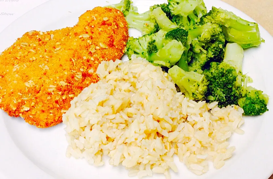 Breaded multigrain tilapia and steamed broccoli on brown rice :D|KHaylee09さん