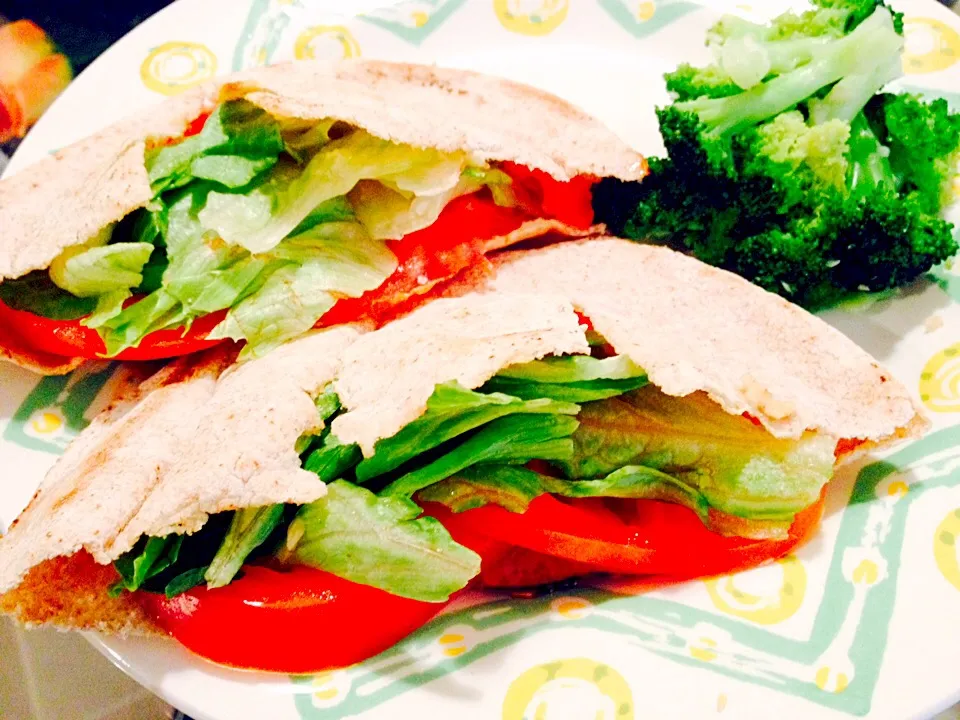 Veggie pita with hummus :D|KHaylee09さん