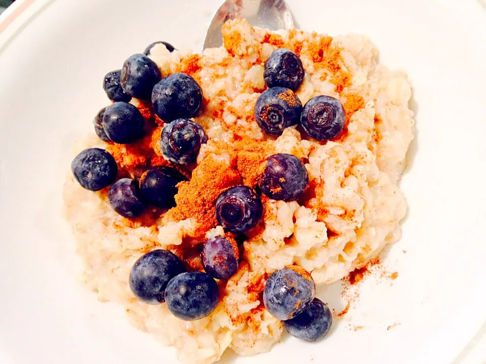 Oatmeal with blueberries and cinnamon :D|KHaylee09さん