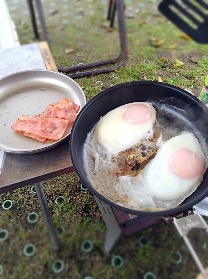 アウトドアで目玉焼き|AKCさん