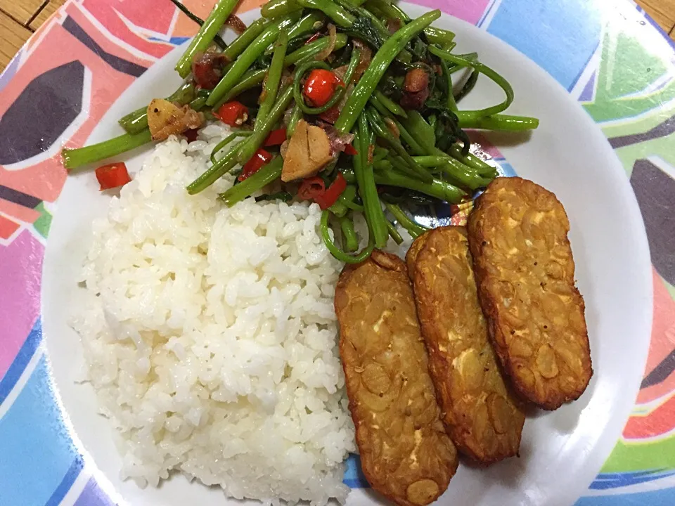 Maem ma tempe goreng n Tumis kangkung nyam nyam|chintia jegegさん