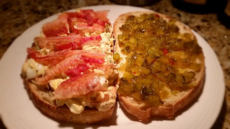 Egg salad sandwiche topped with bacon and spicy relish!  A good way to use up all the Easter eggs.|Jihollandさん