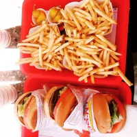 Snapdishの料理写真:Burgers and fries|Liz Carrilloさん