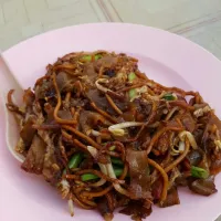 cha keow teow - fried nopdles. it's been umpteen yrs since I hv this.  This is from my childhood place.. i used to eat here n look at the uncle frying the noodl|Elicia Yapさん