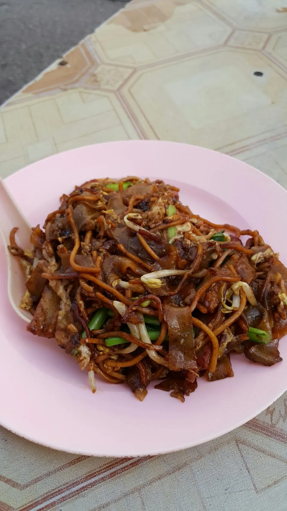 cha keow teow - fried nopdles. it's been umpteen yrs since I hv this.  This is from my childhood place.. i used to eat here n look at the uncle frying the noodl|Elicia Yapさん