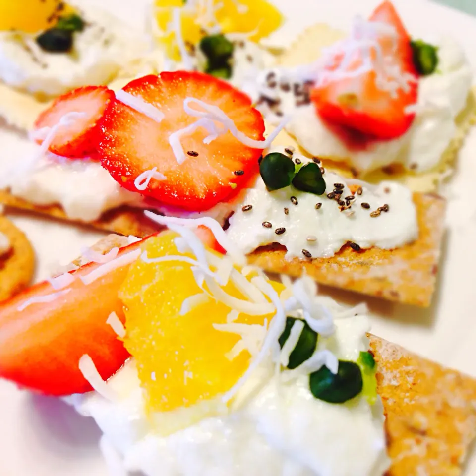 Fruits and non fat strain yoghurt on crackers|yeluさん