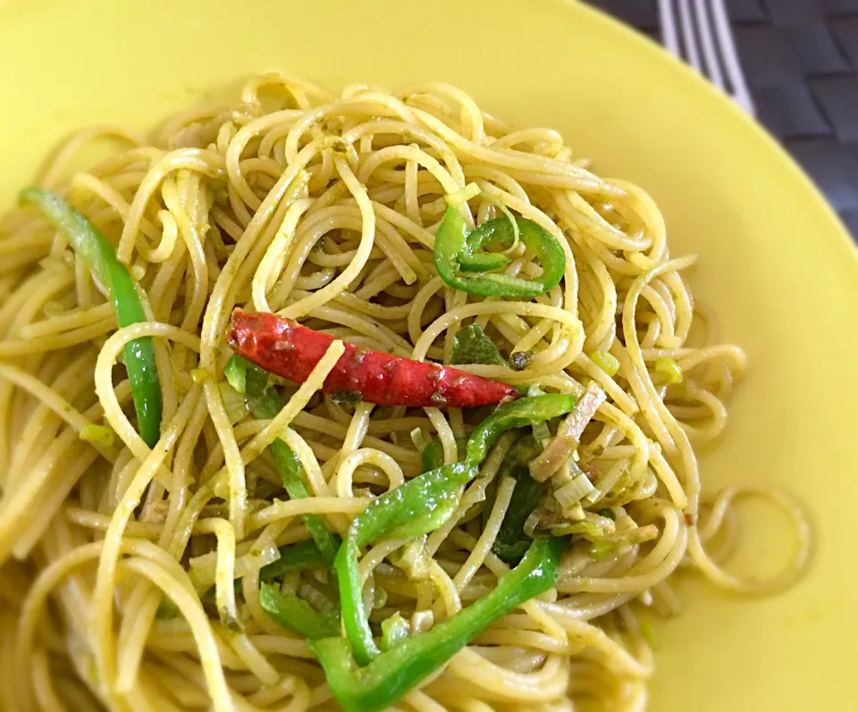 Snapdishの料理写真:水で戻した乾麺で《生パスタ風》with 冷凍作り置きジェノベーゼソース 自分作✌️|doc3387さん