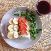 Banana and strawberry toasts with tofu and avocado dip/ バナナとイチゴのカラフルトーストとアボカドと豆腐のディップ|Konさん