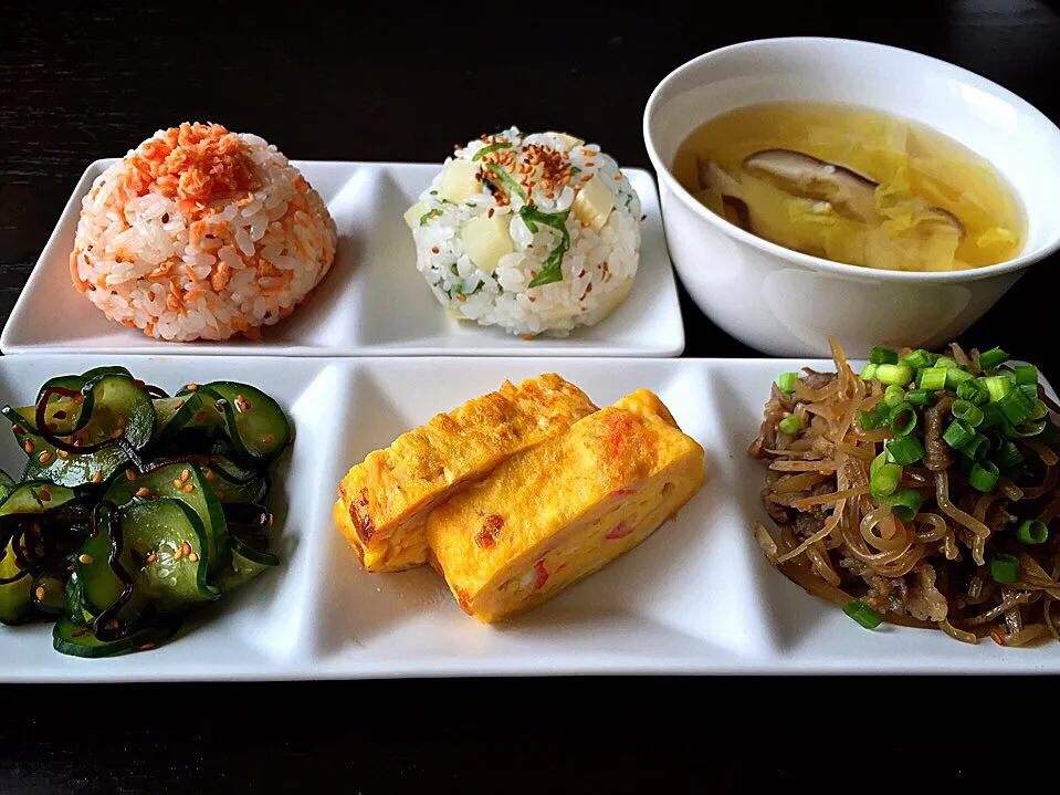 ⭐️きゅうりの塩昆布和え ⭐️カニカマの卵焼き ⭐️牛肉とごぼうと白滝の甘辛煮 ⭐️鮭と胡麻のおにぎり ⭐️たくあんと紫蘇のおにぎり ⭐️キャベツとしいたけの味噌汁|よっちぃさん