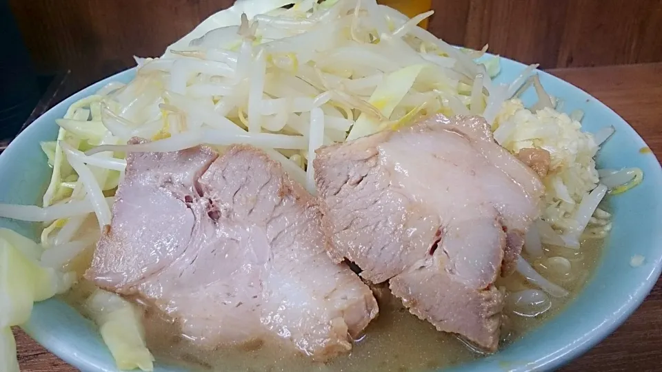 Snapdishの料理写真:二郎池袋東口店のラーメン+ヤサイ+ニンニク ＠池袋|大脇さん