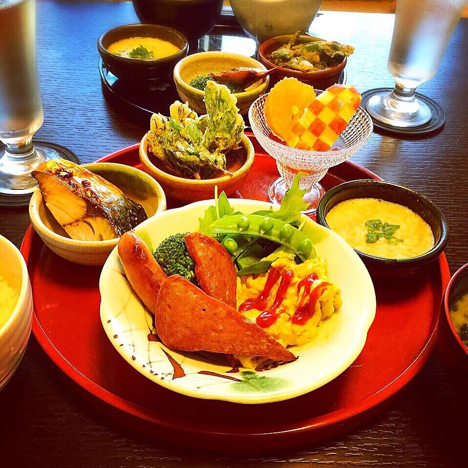 Snapdishの料理写真:朝ごはん✳︎ 頂いた長命草を天ぷらにした٩(ˊᗜˋ*)و    美味しい♡|tomomiさん