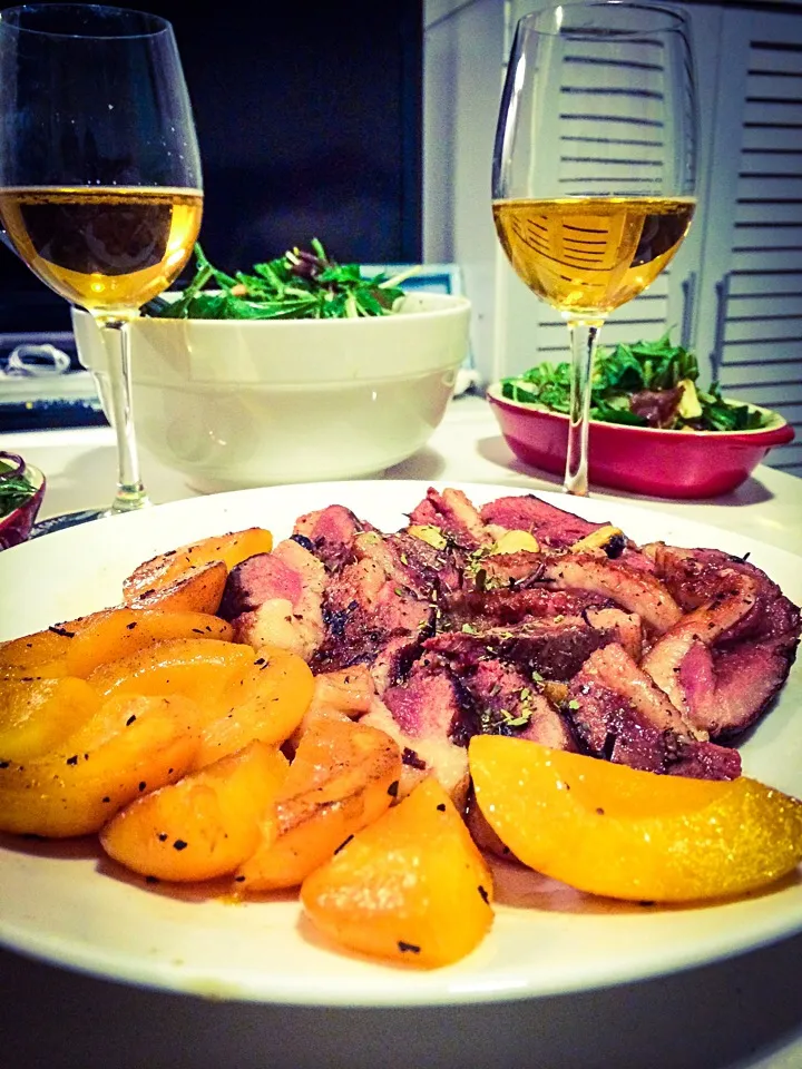 Home made duck magret with fried peaches in sirup|el sushi de la manchaさん