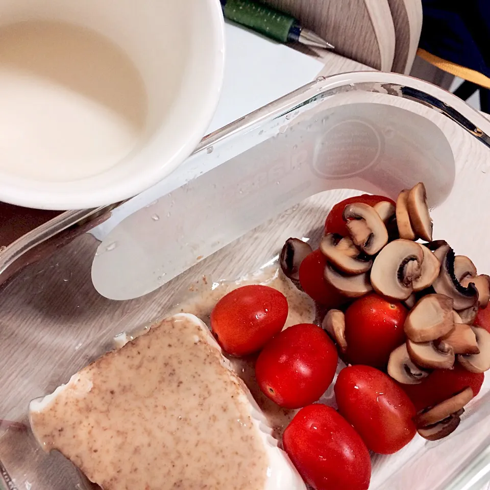 tofu, tomatoes, mushroom and sesame sauce, with unsweetened soy milk|Zoe Teohさん