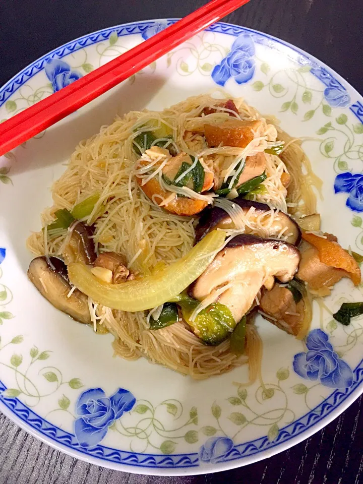 Snapdishの料理写真:Stir fried vermicelli|Estelle E YenSinさん