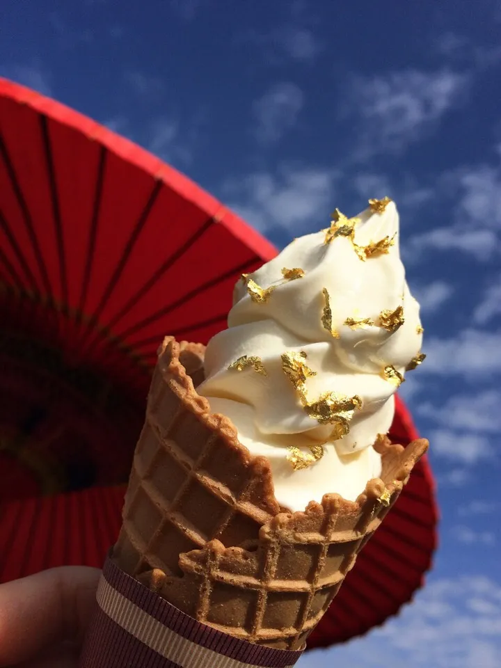 Snapdishの料理写真:青空の下 金沢名物金箔プレミアムソフトクリームも食べれたし💕👍
そろそろ東京へ帰りましょう😁🍦 #金沢 #金沢名物 #金箔プレミアムソフトクリーム #KANAZAWA|chieさん