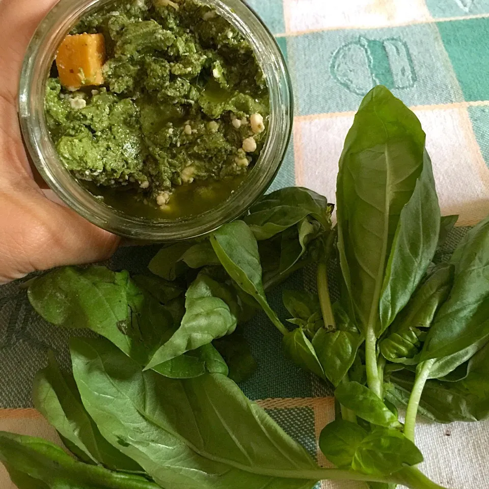 Homemade basil pesto|Rhodalyn Izza Tさん