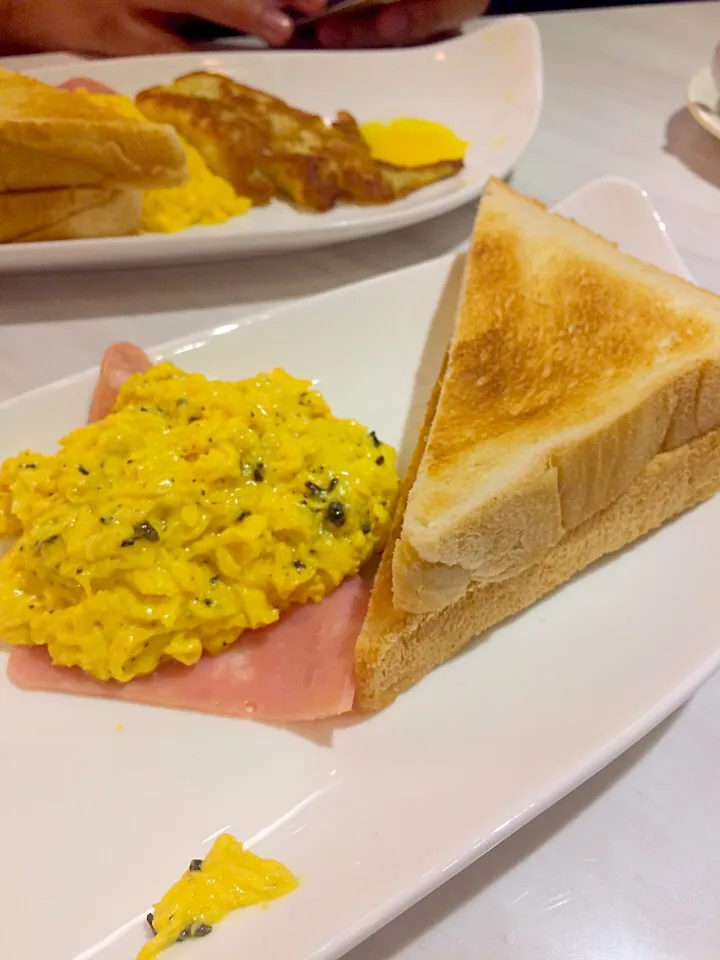 Black Truffle Scrambled Egg w/ Ham & Toast|willklhさん