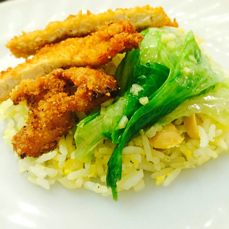 Pork chop, vegetable and fried butter mushroom and onion rice.|Tinky 🍒さん