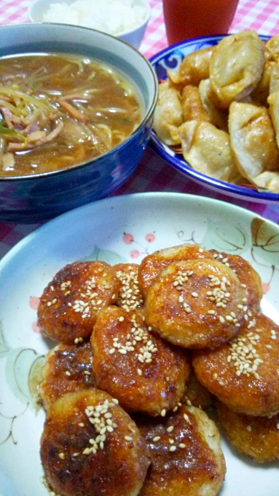 豚骨醤油ラーメン(焼豚･もやし･白ねぎ)、甘辛いももち(マッシュポテト素･片栗粉)、揚げ餃子(貰い物チルド商品)|まあるさん