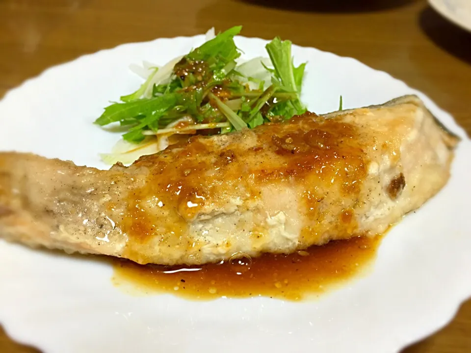 Snapdishの料理写真:シャケのムニエル〜かな(^^;; バター醤油ソースが 美味しいんだからぁ〜🎵|Hiroko Suzukiさん