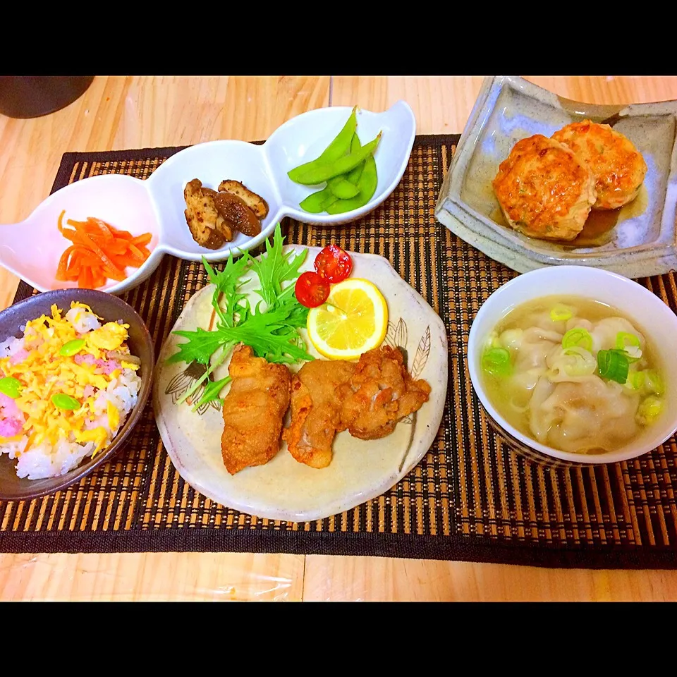 晩ごはん♡

⚫︎豚こまの竜田揚げ
⚫︎つくねバーグ
⚫︎ちらし寿司
⚫︎餃子スープ
⚫︎椎茸ハーブソルト焼き
⚫︎人参ラペ
⚫︎枝豆|やえさん