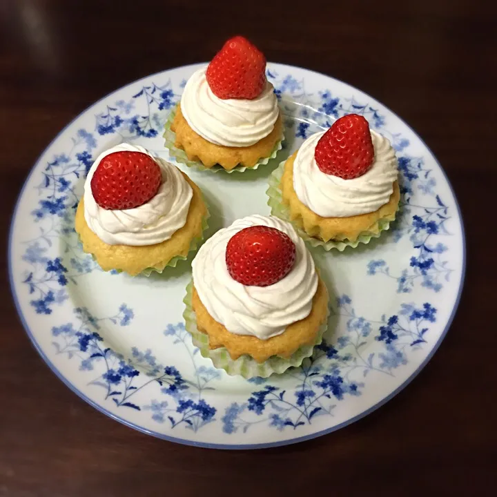 カップケーキでイチゴショート🍓|Misaさん