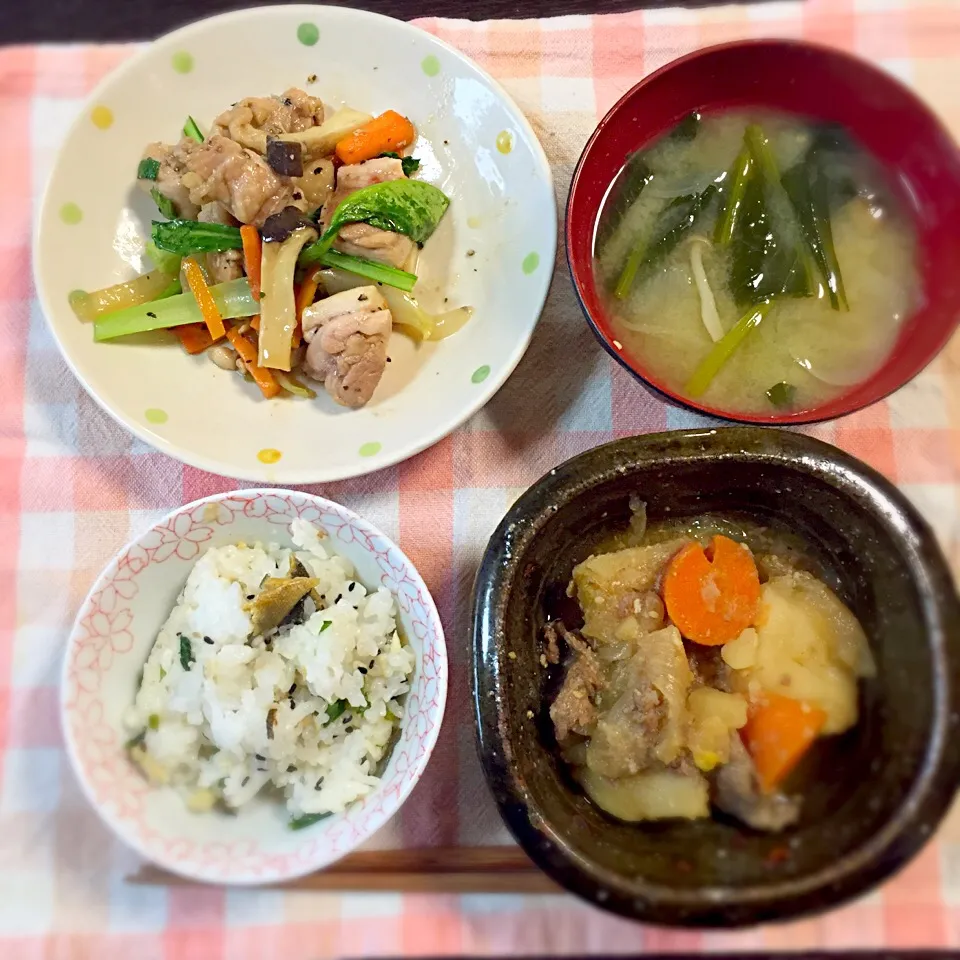 ほっけと大根葉のまぜごはん 肉じゃが とりももと小松菜のハーブ炒め 味噌汁|2boy mamさん