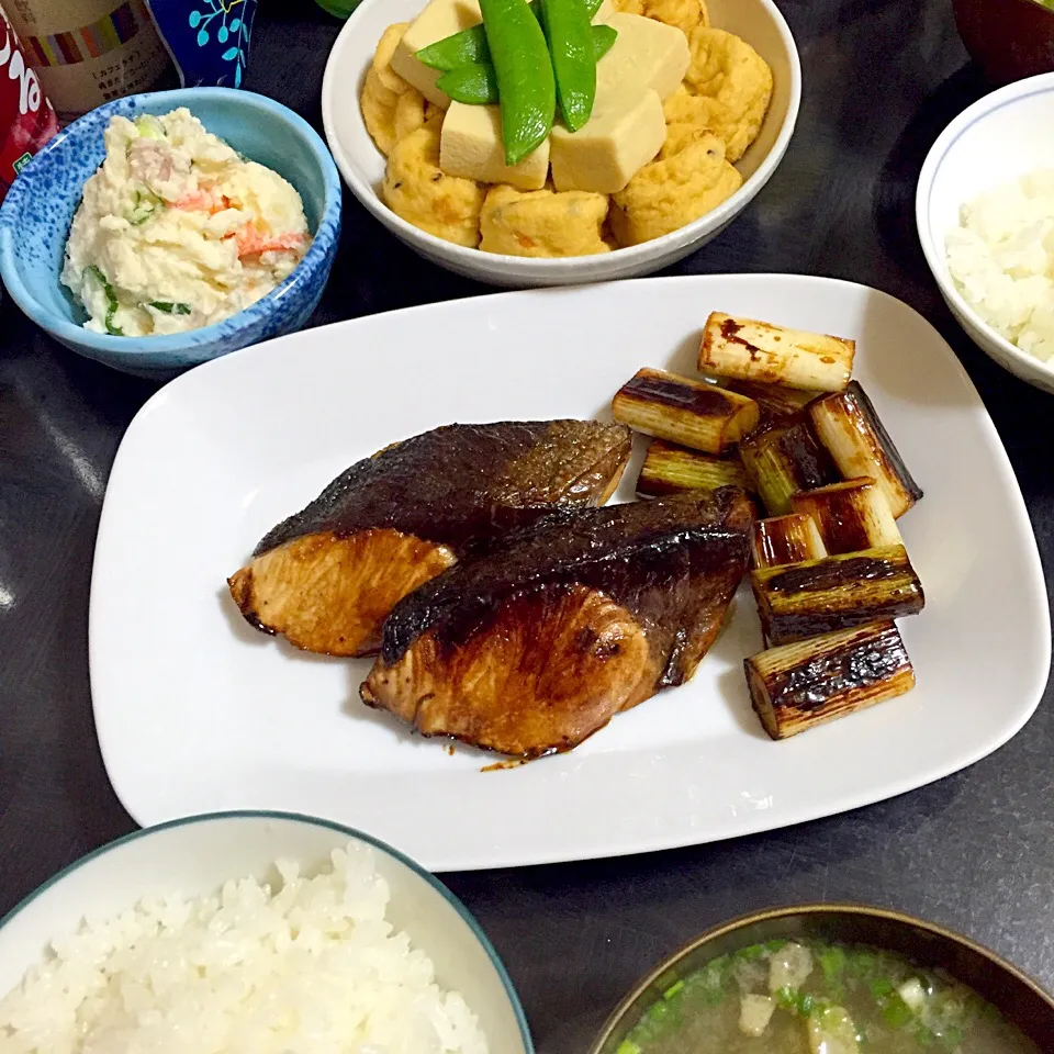 今日の晩ご飯は、鰤と長ねぎのポン酢焼き、高野豆腐とがんもどきの含め煮、ポテトサラダ、味噌汁。|ゆえさん