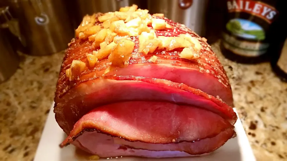 Baked ham with crushed pineapple glaze for our Easter brunch.  Happy Easter!|Jihollandさん