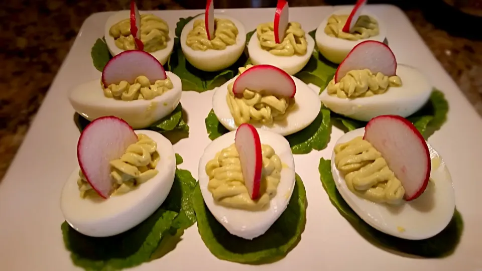 Avocado deviled eggs topped with crunchy radish ( without bacon).|Jihollandさん