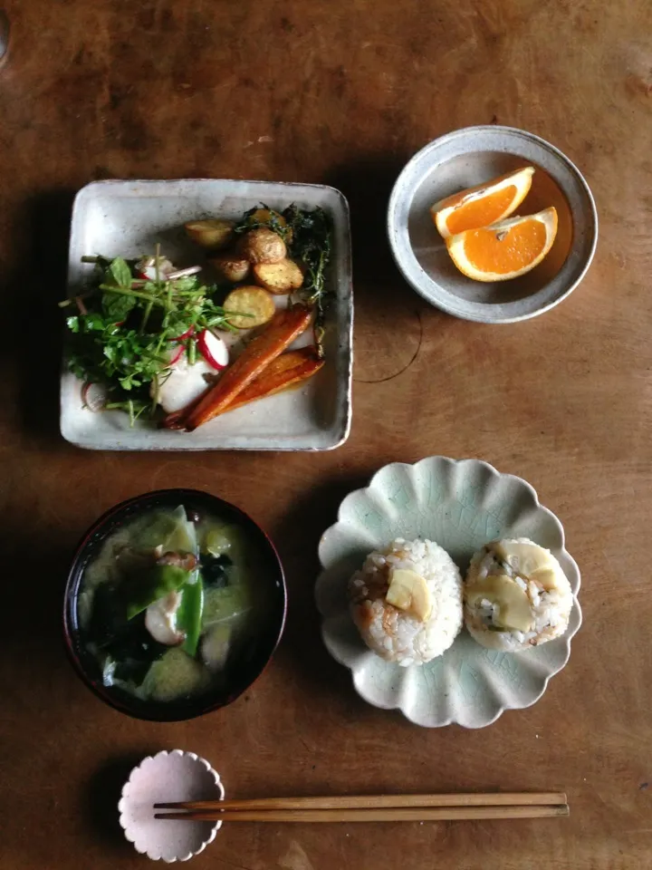 Snapdishの料理写真:筍ご飯のオニギリと野菜ばっかりの朝めし。|ツルさん