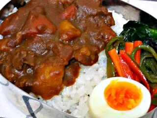 お弁当（カレーライス、ほうれん草とにんじんのソテー、ゆで卵）|すーさん